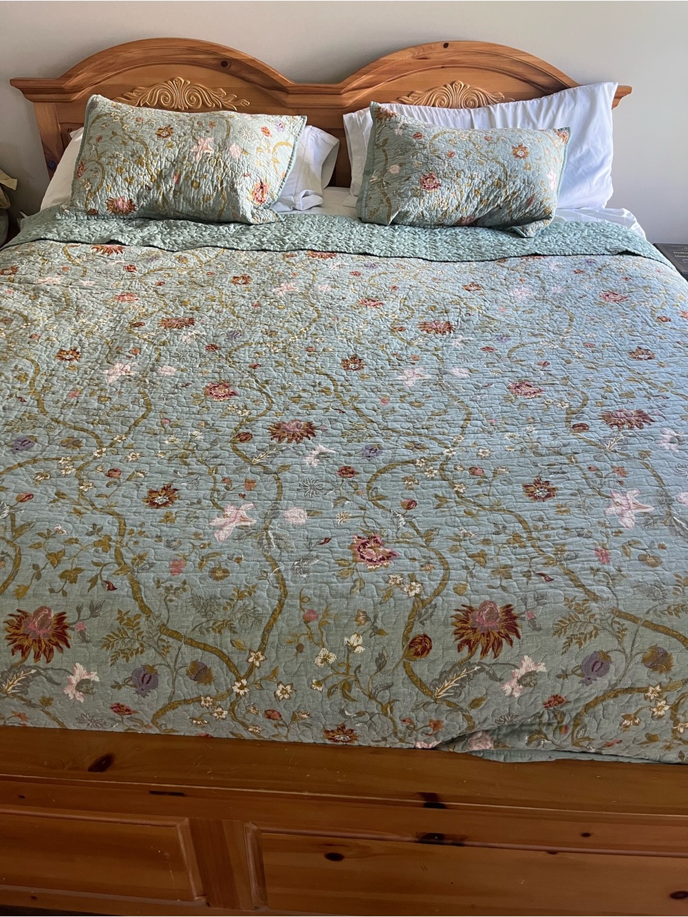 Quilted Queen Floral Bedspread in Sage Green - Set w 2 Shams